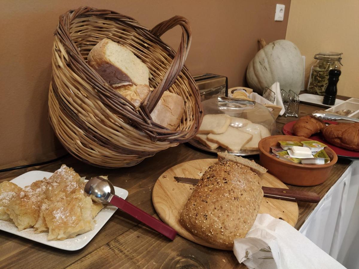 Karavos Hotel Портариа Екстериор снимка